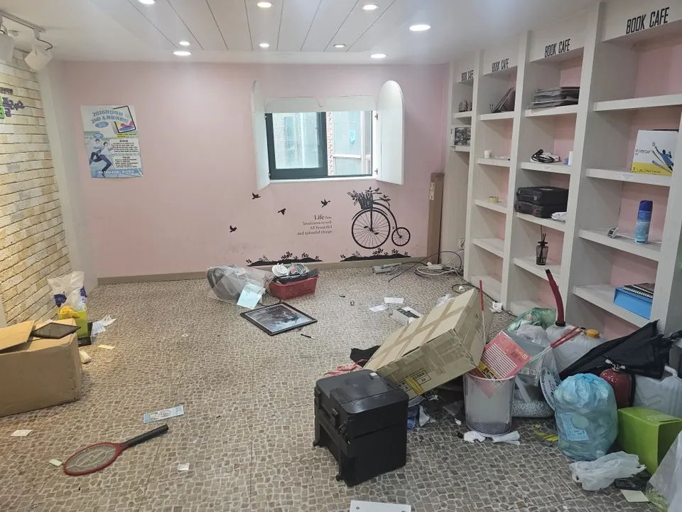 철거 전 - 집기와 짐이 남아 있는 임대 만료 매장